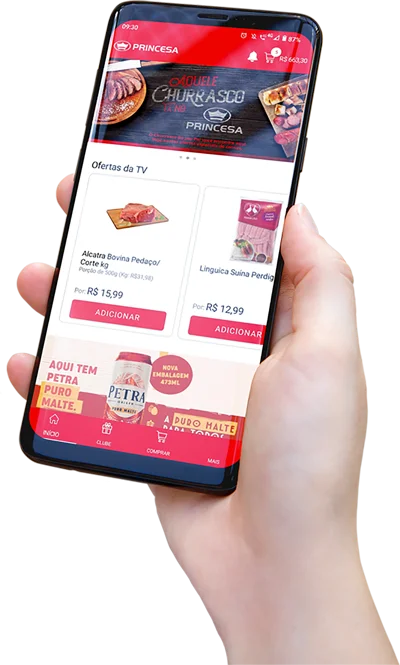 pessoa com um celular na mão acessando uma loja virtual de supermercado que foi criada pelo CRM de e-commerce da Solidcon