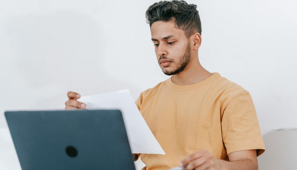 homem fazendo conciliação bancária automatizada