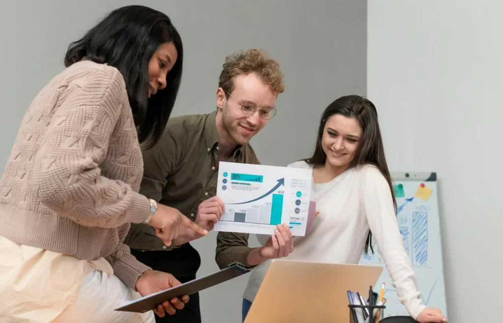Equipe apresentando as metas batidas graças a gestão de promoção de supermercados
