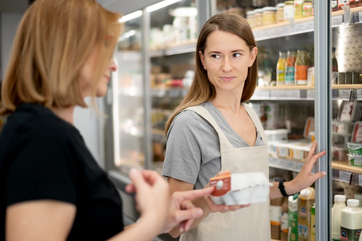 mulher fazendo o controle de estoque no supermercado