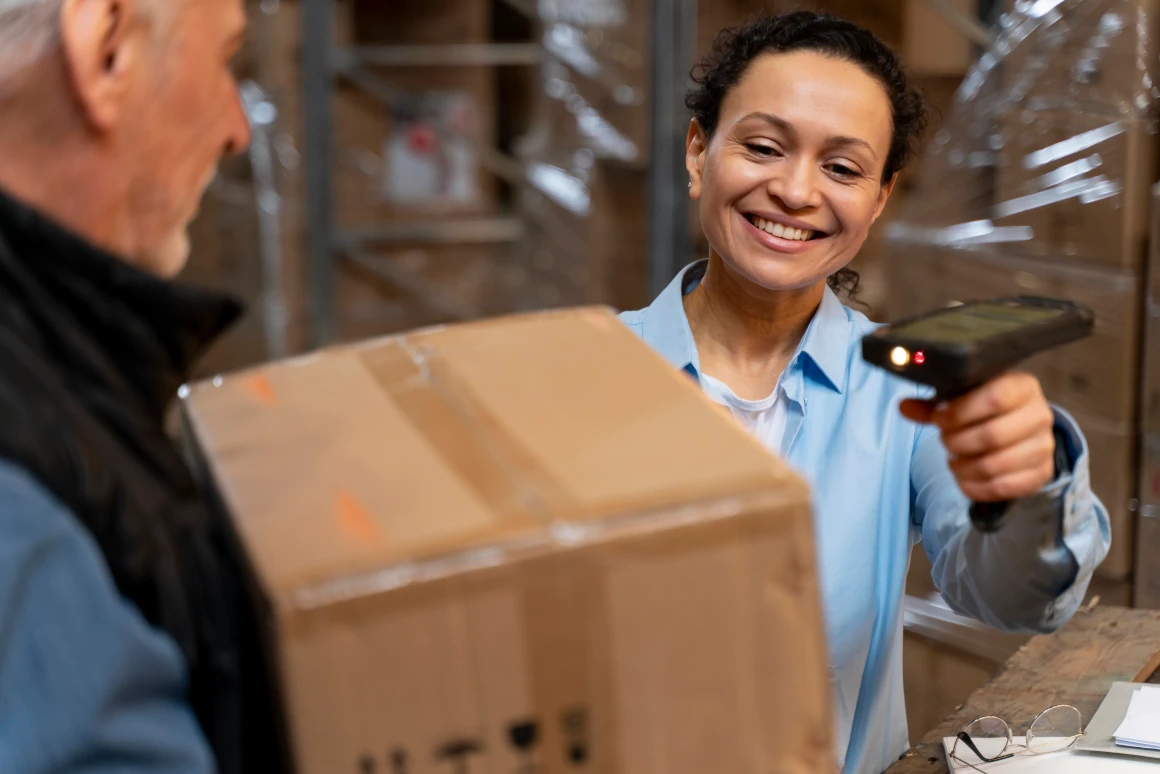 Mulher realizando conferência cega de mercadorias para validar o lançamento automático de nota no supermercado