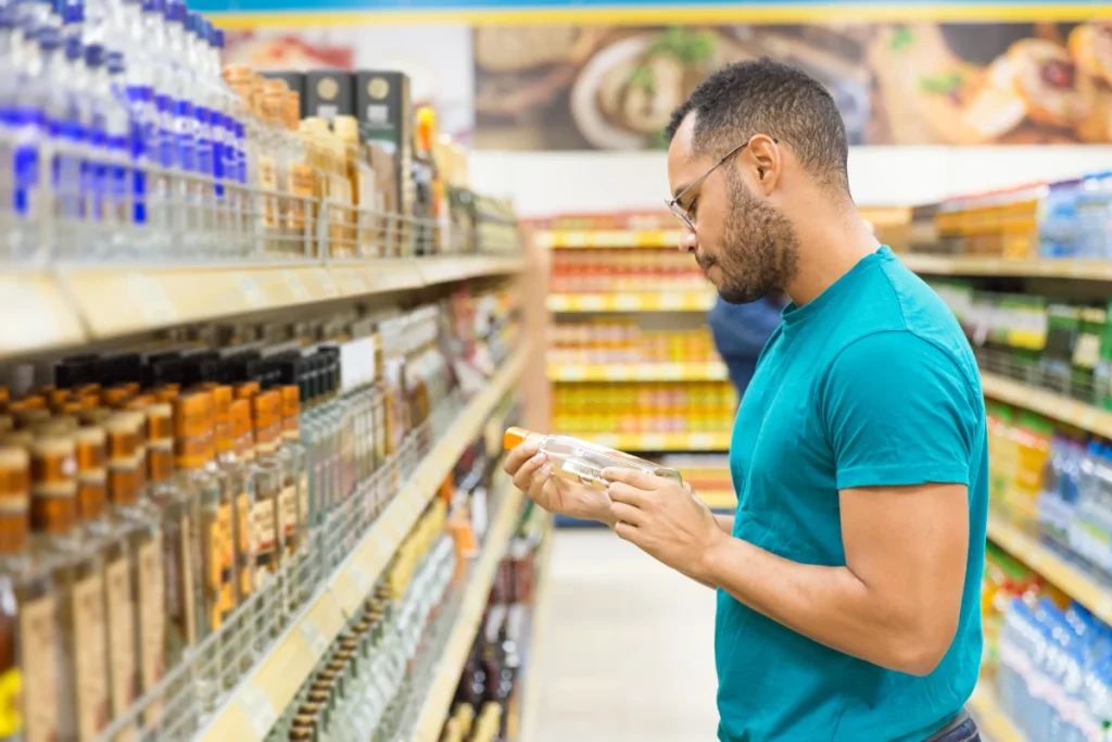 Gestor analisando controle de estoque em supermercado com sistema de gestão e indicadores de desempenho