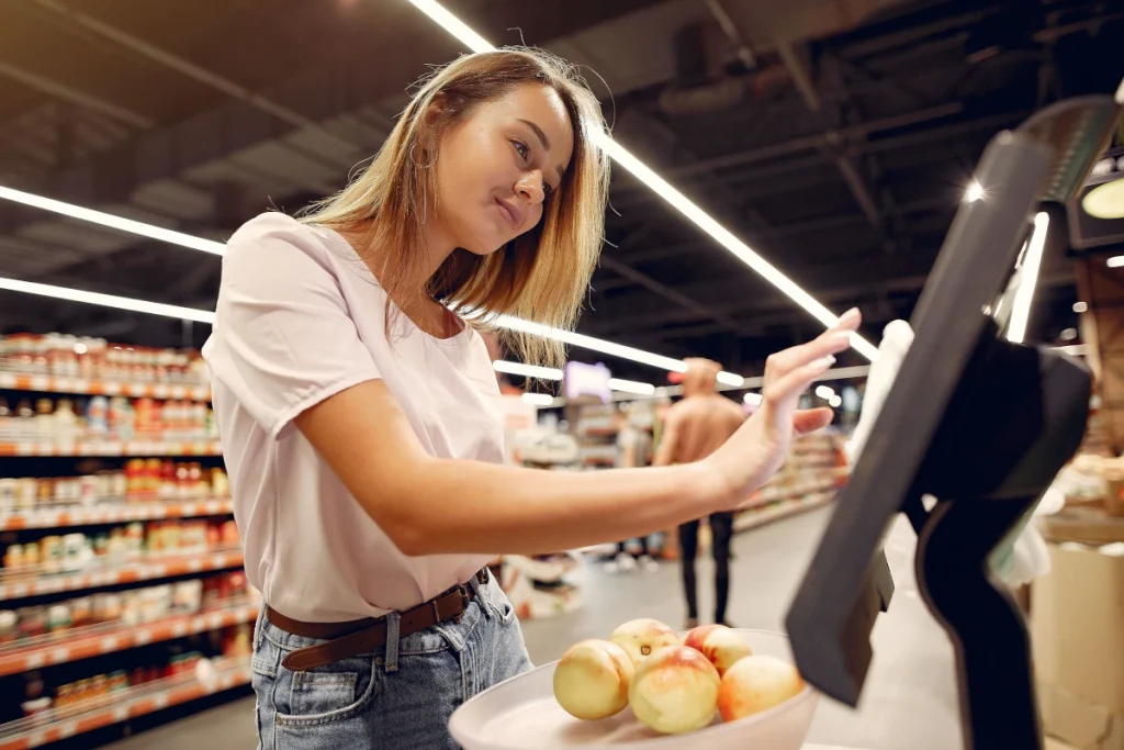 cliente realizando a compra no sistema para supermercado