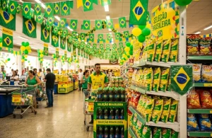 Operador utilizando o Checkout Solidcon ágil em frente de caixa movimentado